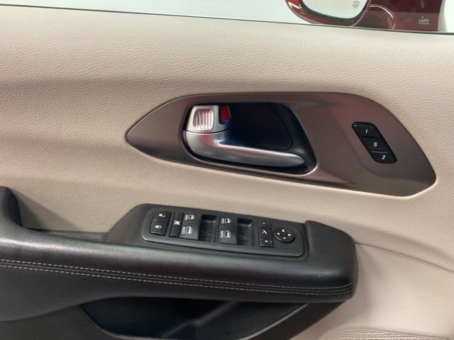 Used 2018 Chrysler Pacifica Limited image 21