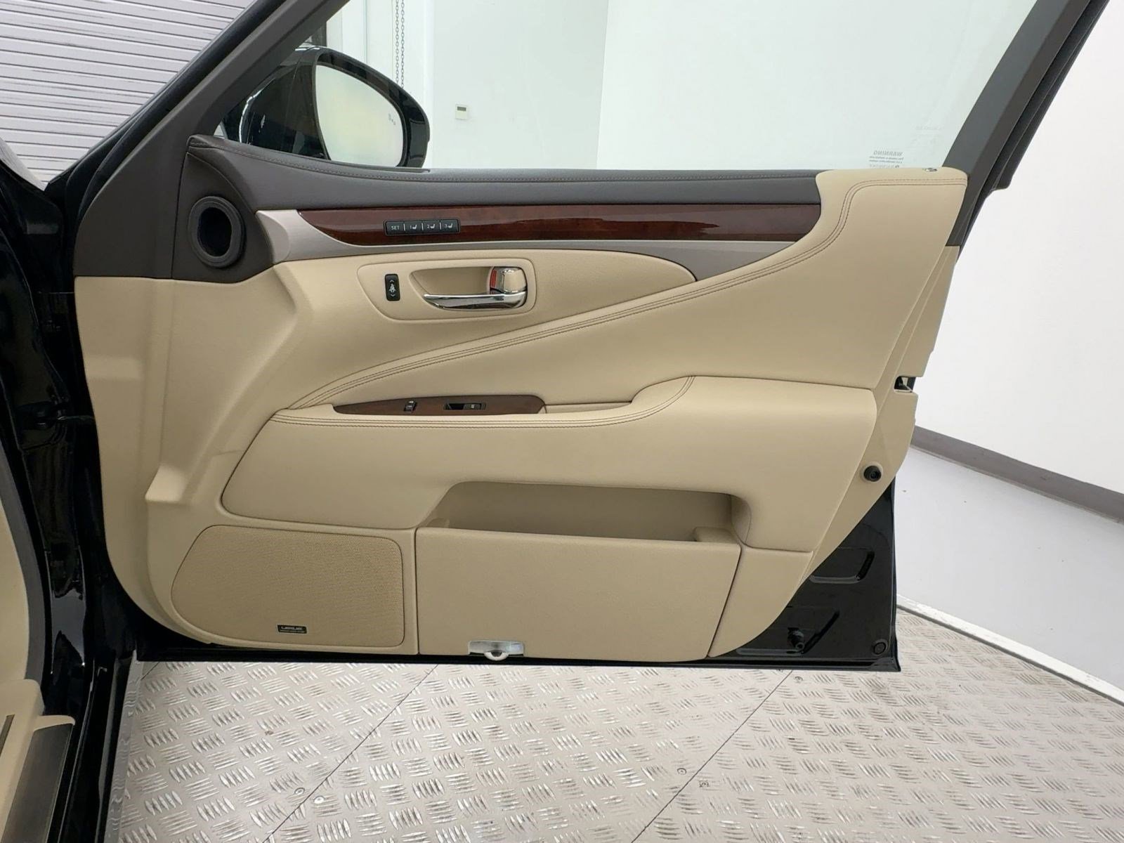 Used 2015 Lexus LS 460 w/ Comfort Package image 32