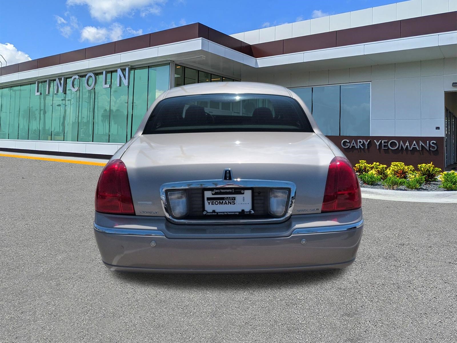 Used 2003 Lincoln Town Car Executive RWD image 6