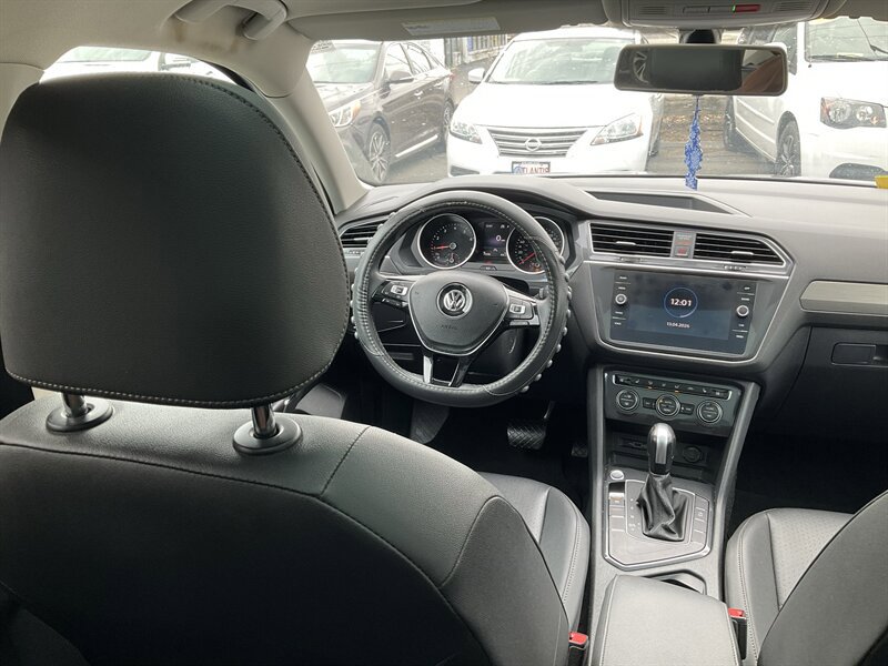 Used 2020 Volkswagen Tiguan SE w/ Panoramic Sunroof Package FWD image 19