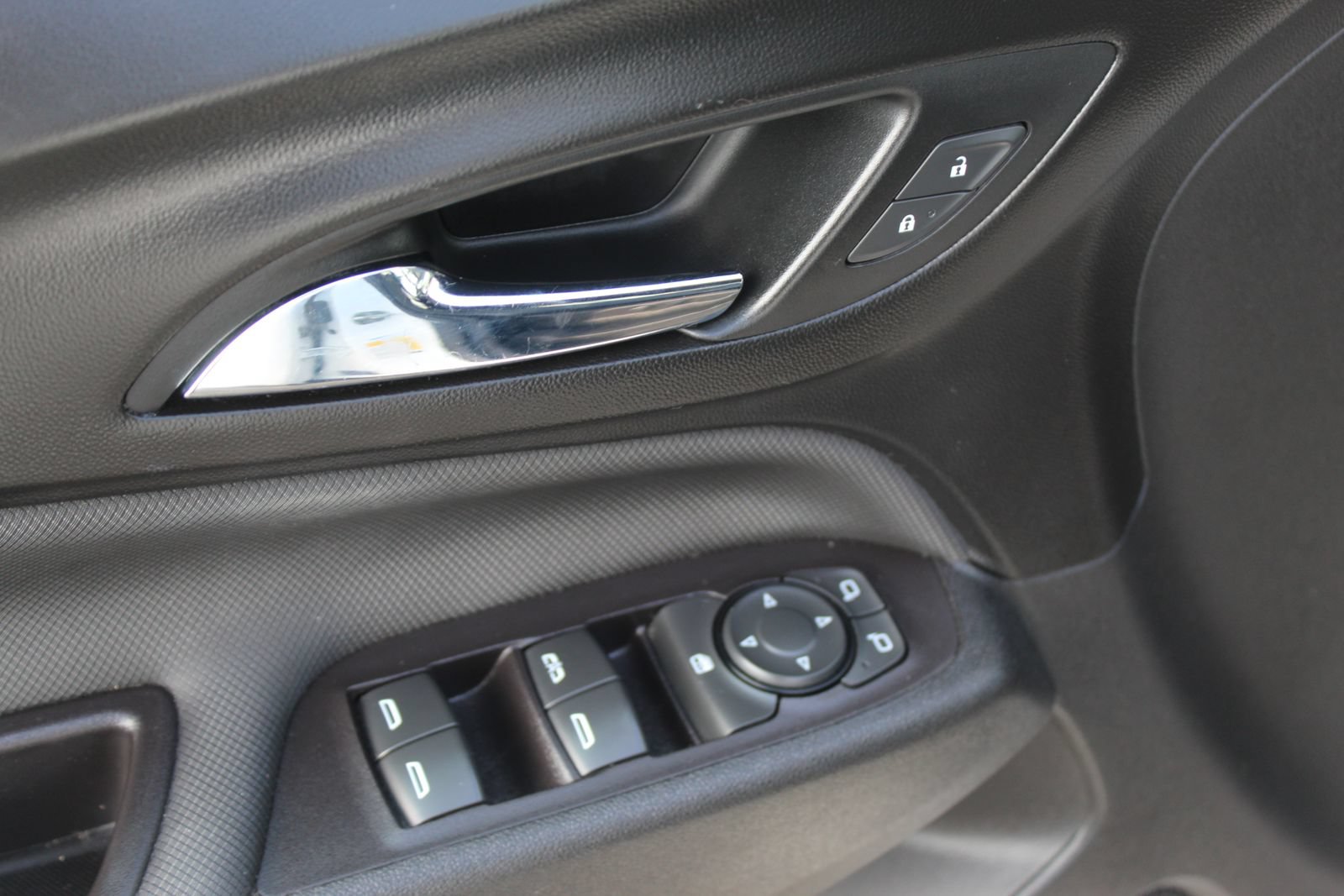Used 2022 Chevrolet Equinox RS w/ RS Leather Package FWD image 21