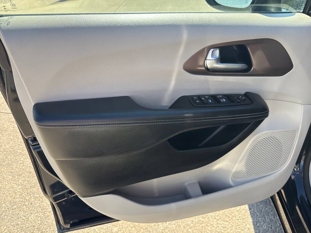Used 2023 Chrysler Voyager LX FWD image 10