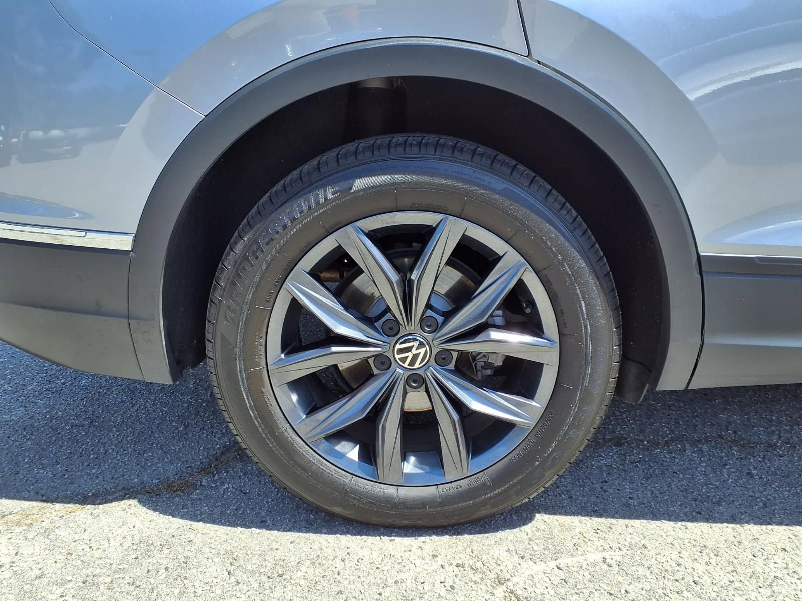 Certified 2023 Volkswagen Tiguan SE w/ Panoramic Sunroof Package FWD image 4