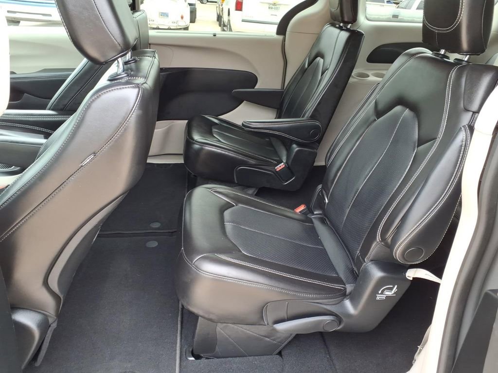 Used 2023 Chrysler Pacifica Touring-L FWD image 12