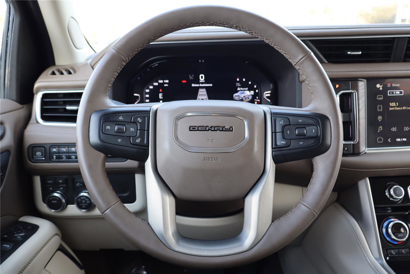 Used 2023 GMC Yukon XL Denali image 13