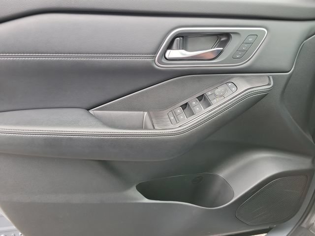 Used 2025 Nissan Rogue Platinum FWD image 21