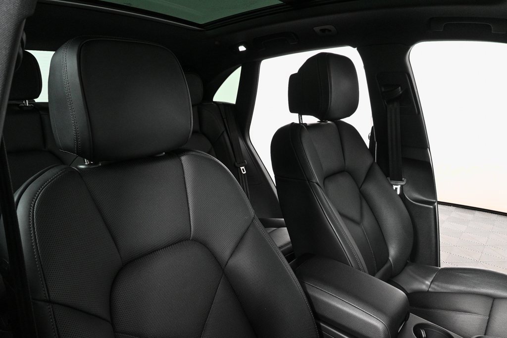 Used 2025 Porsche Macan image 25