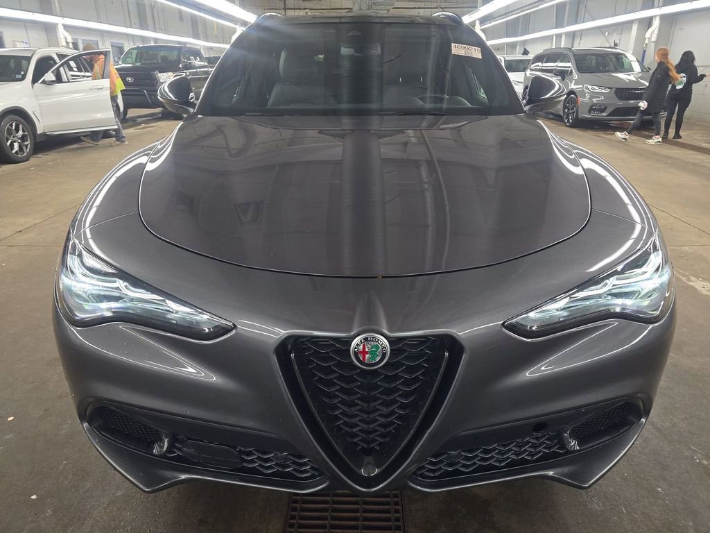 Used 2024 Alfa Romeo Stelvio Veloce image 2