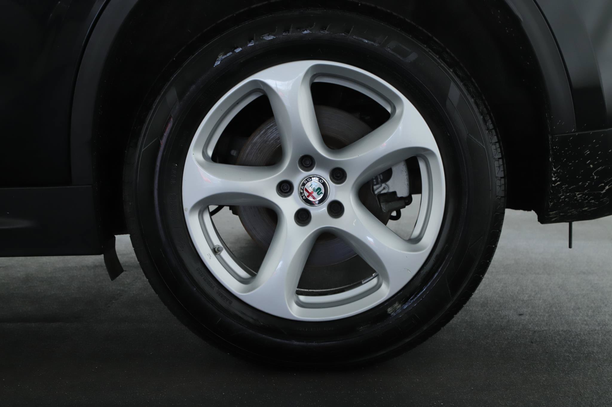 Used 2018 Alfa Romeo Stelvio AWD image 18