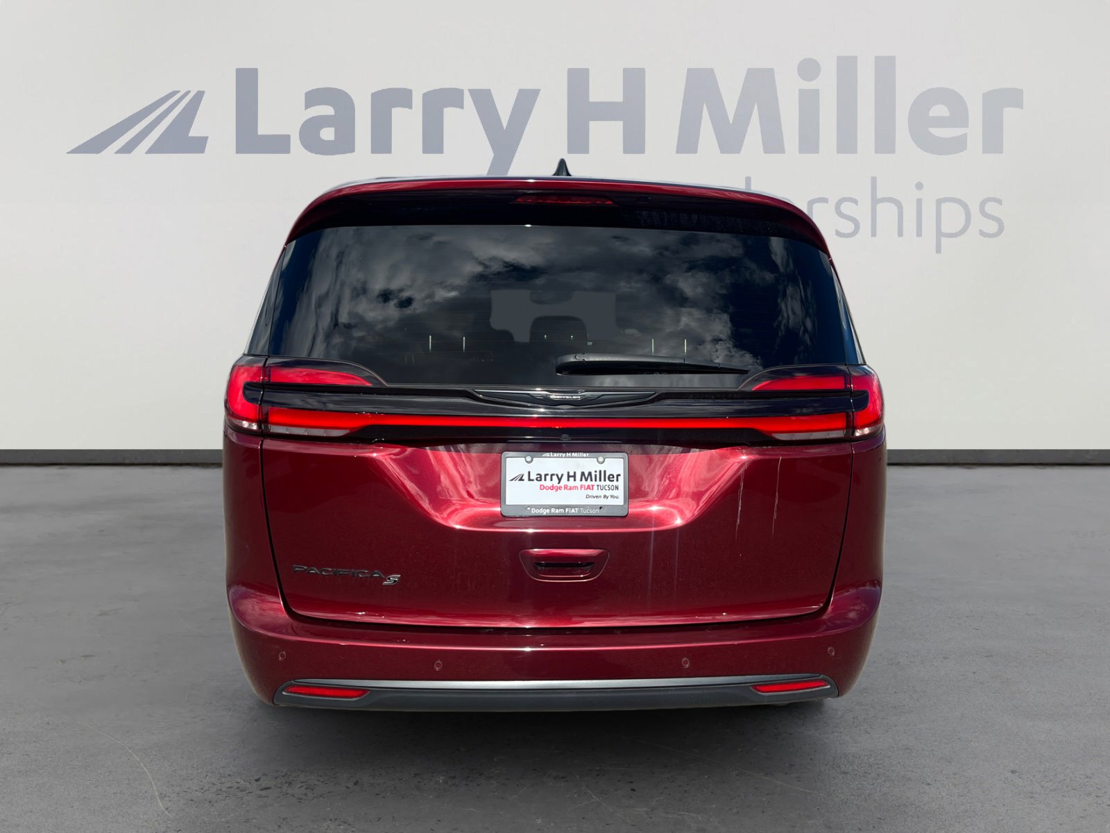 Used 2023 Chrysler Pacifica Touring-L w/ S Appearance Package image 4