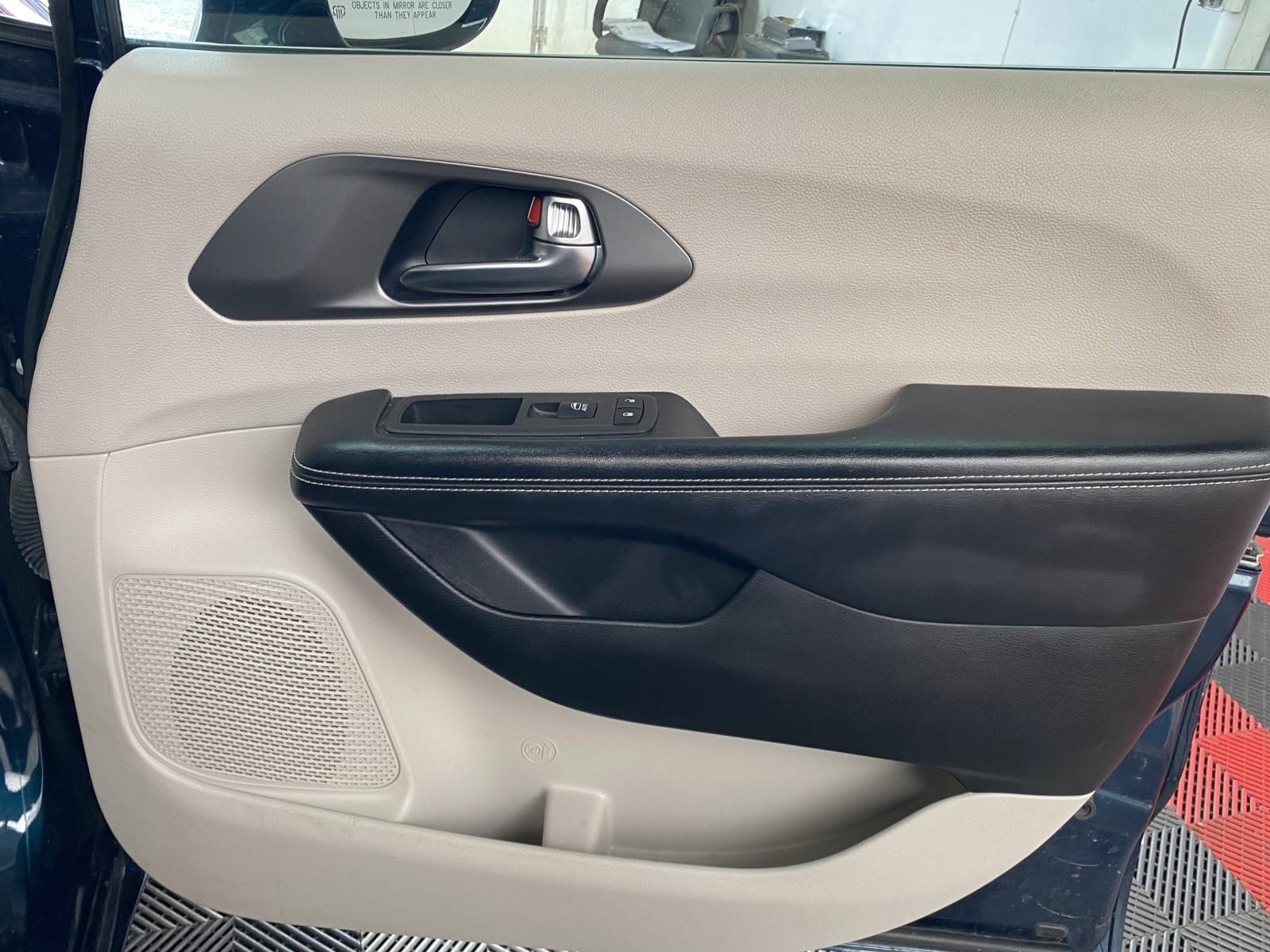 Used 2022 Chrysler Pacifica Touring-L FWD image 7