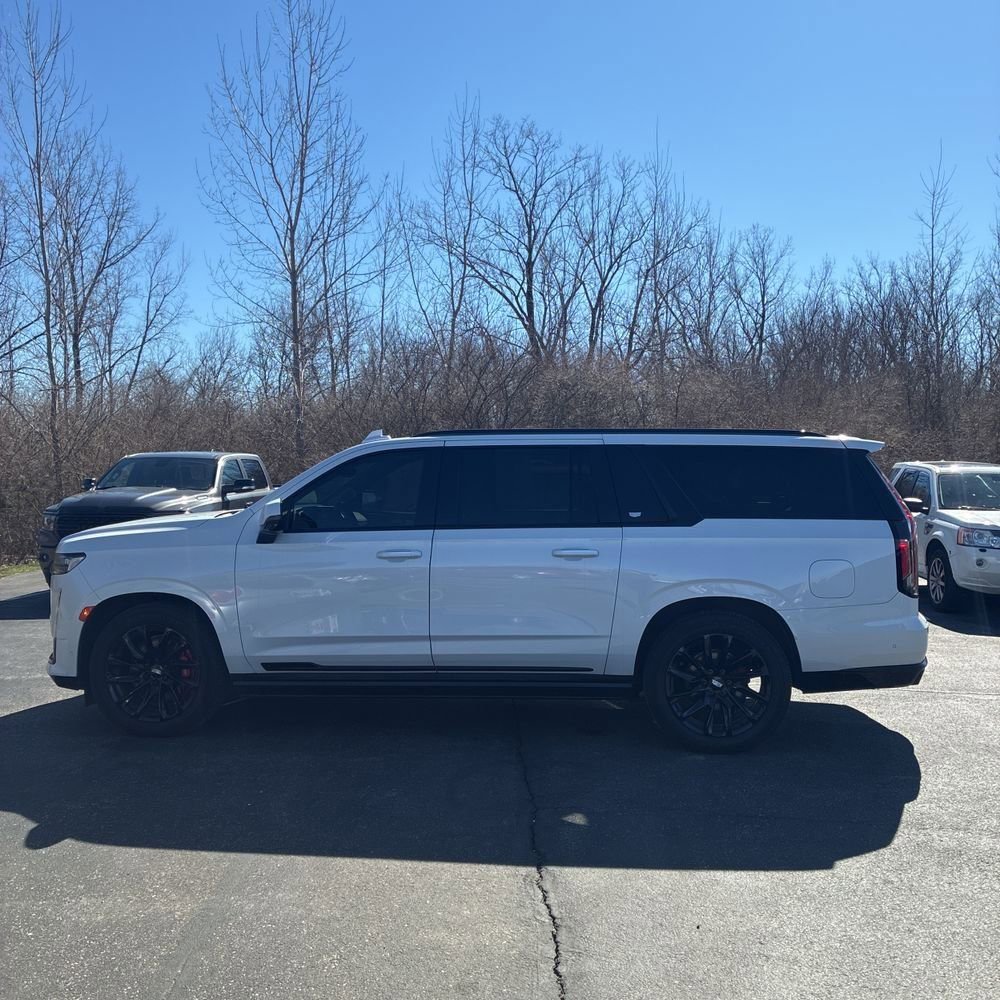 Used 2024 Cadillac Escalade ESV Sport Platinum w/ LPO, ONYX Package image 4