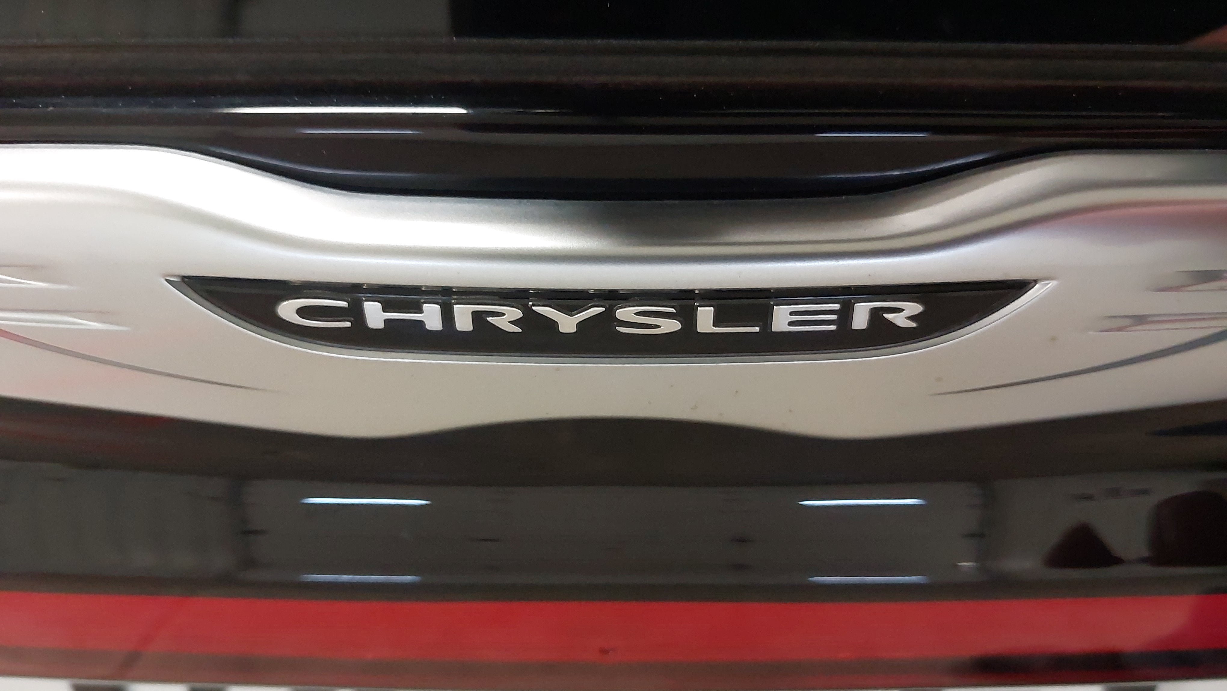 Used 2024 Chrysler Pacifica Touring-L w/ Uconnect Theater Family Group FWD image 34
