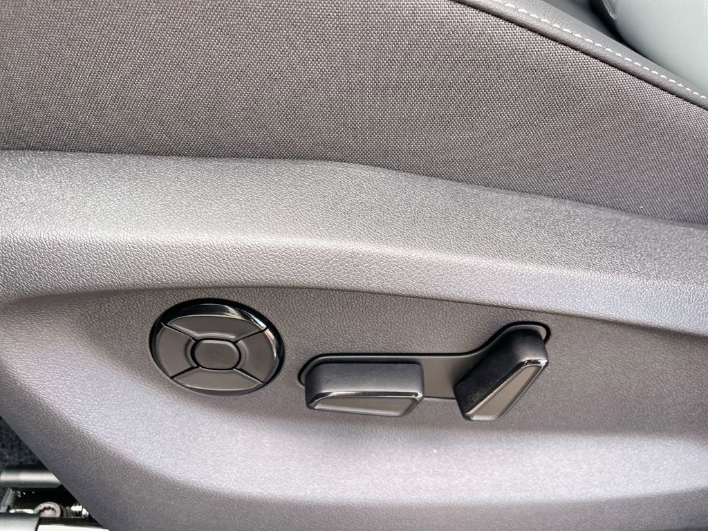 New 2025 Volkswagen Tiguan SE R-Line image 37