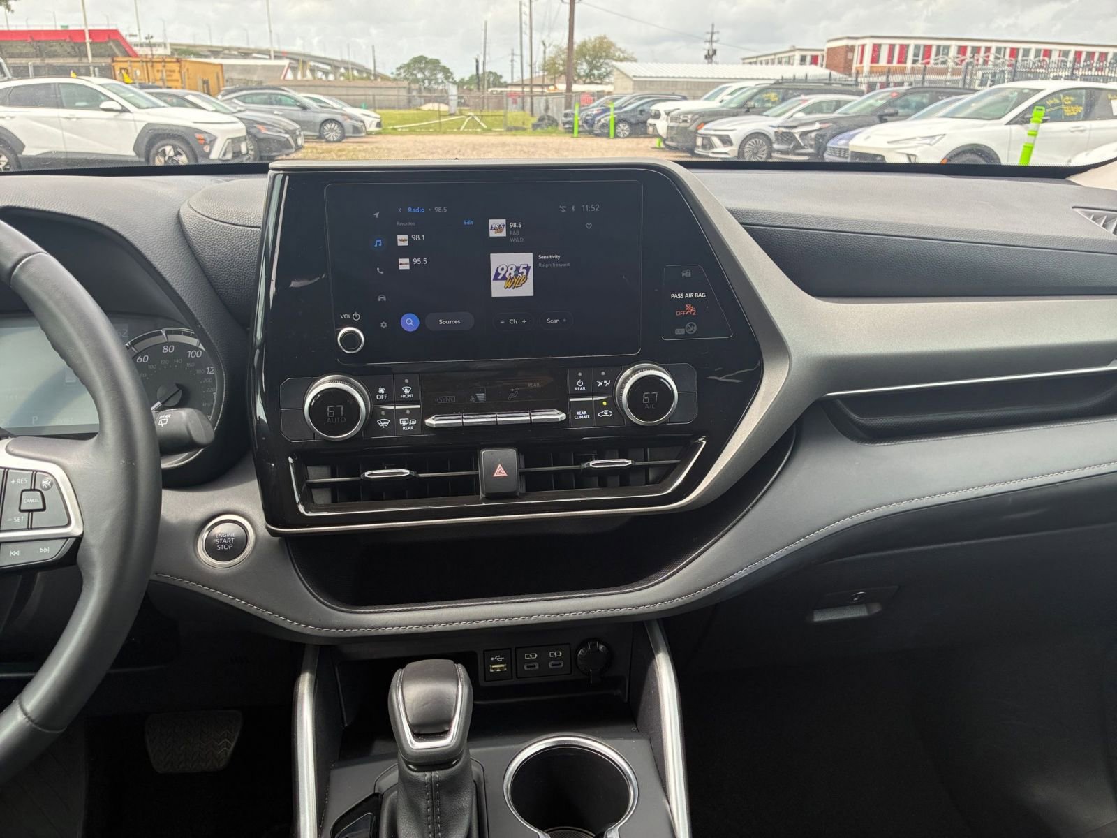 Used 2025 Toyota Highlander LE image 14