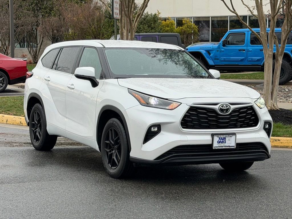 Used 2024 Toyota Highlander LE image 1