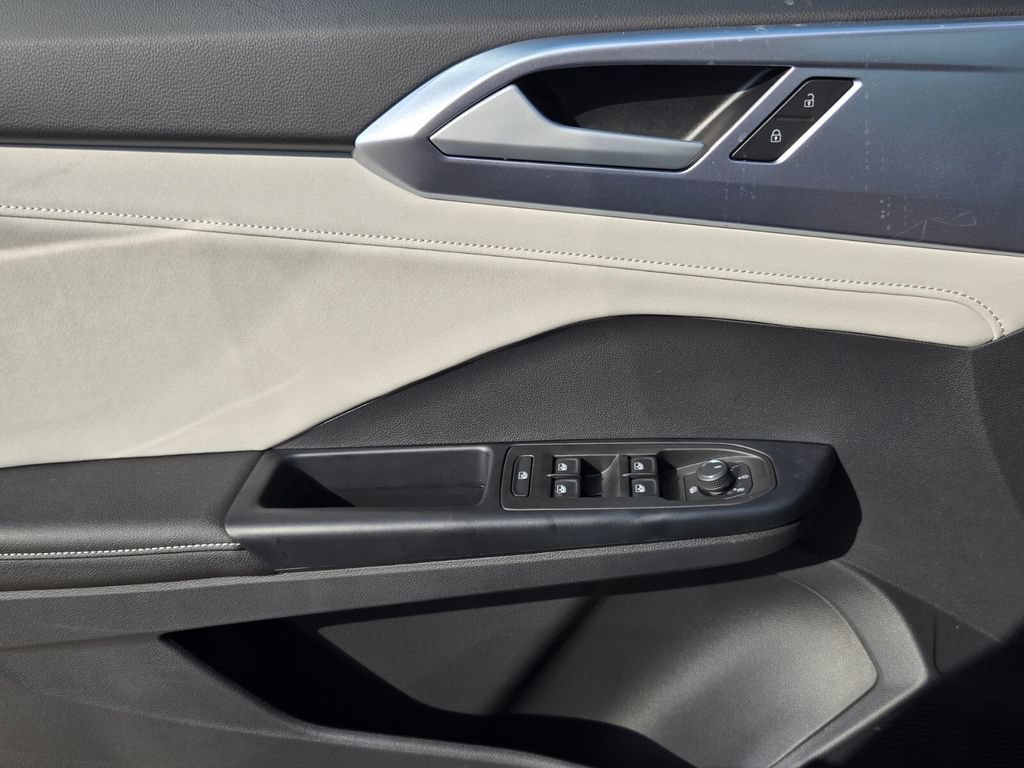 New 2026 Volkswagen Taos SE FWD image 14