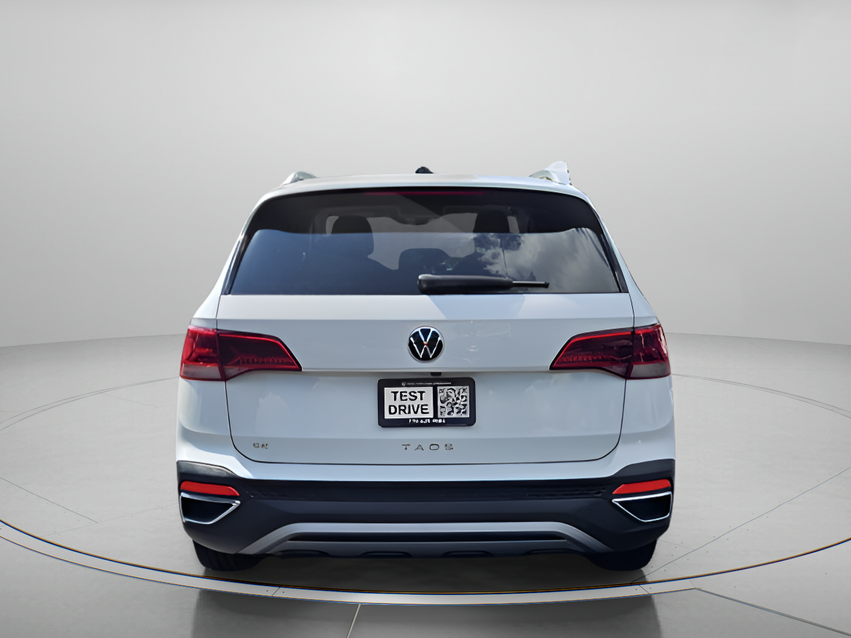 Used 2023 Volkswagen Taos SE w/ Panoramic Sunroof Package FWD image 4