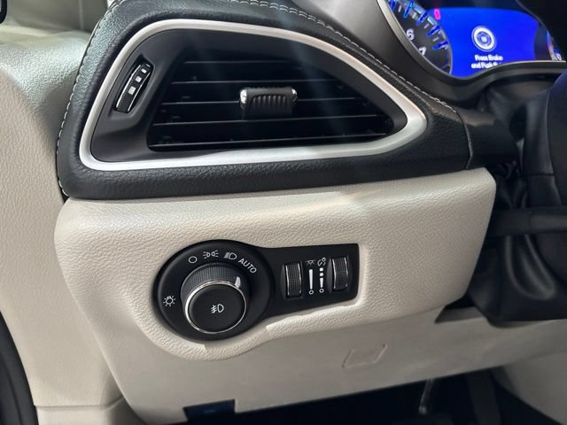 Used 2023 Chrysler Pacifica Touring-L w/ Uconnect Theater Family Group AWD/4WD image 17