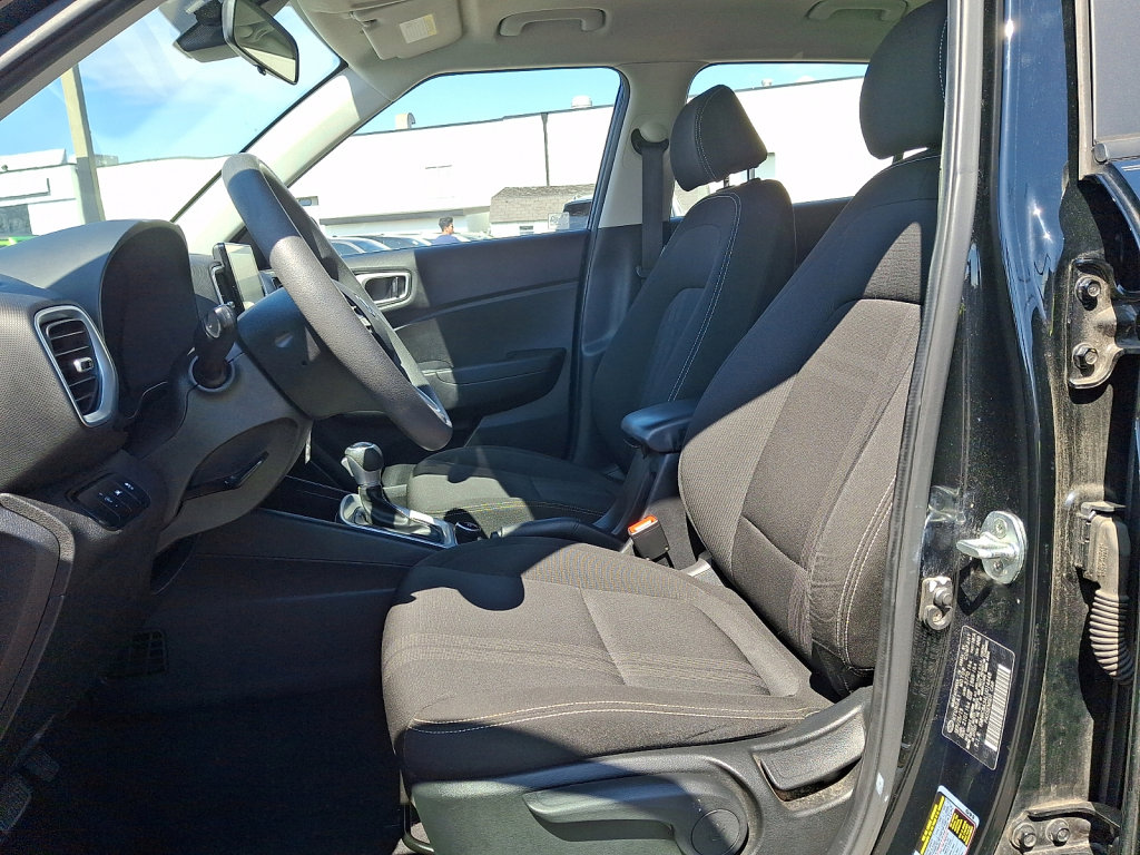 Used 2020 Hyundai Venue SEL image 24