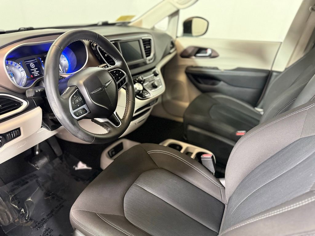 Used 2023 Chrysler Voyager LX image 17