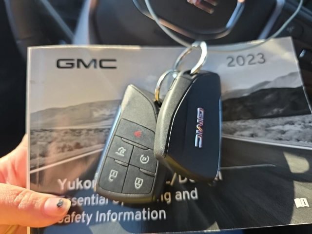 Used 2023 GMC Yukon SLE w/ Gmc Pro Safety Plus Package AWD/4WD image 7