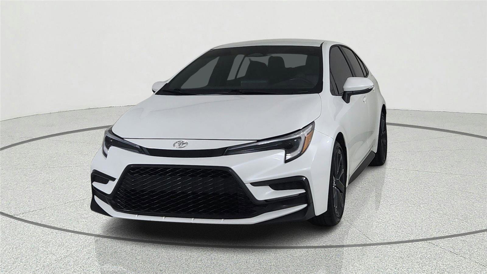 Used 2024 Toyota Corolla SE FWD image 2