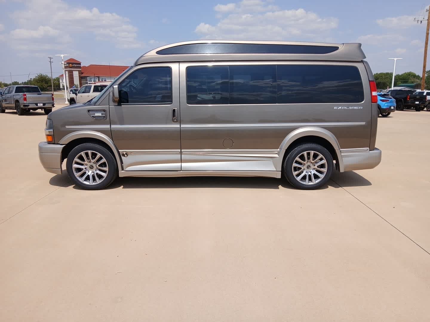 Used 2021 Chevrolet Express 2500 w/ Enhanced Convenience Package RWD image 2