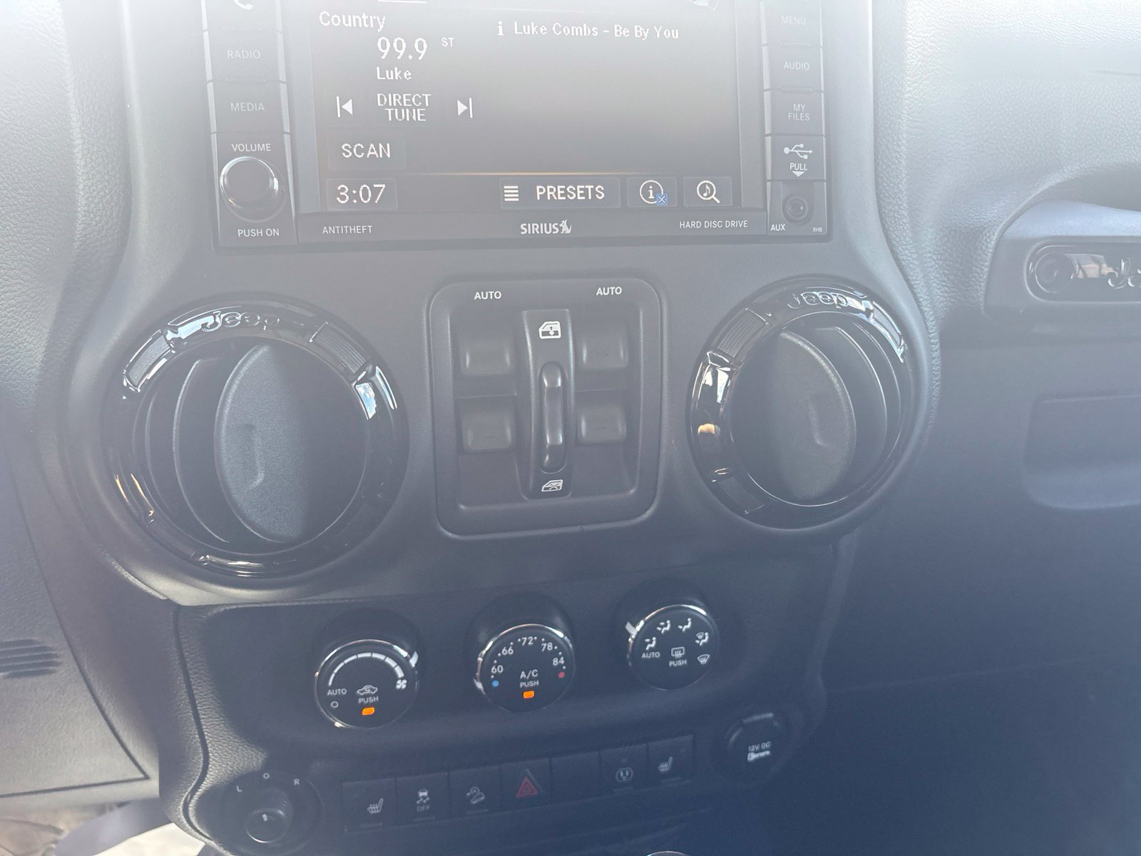 Used 2017 Jeep Wrangler Unlimited Sahara AWD/4WD image 27