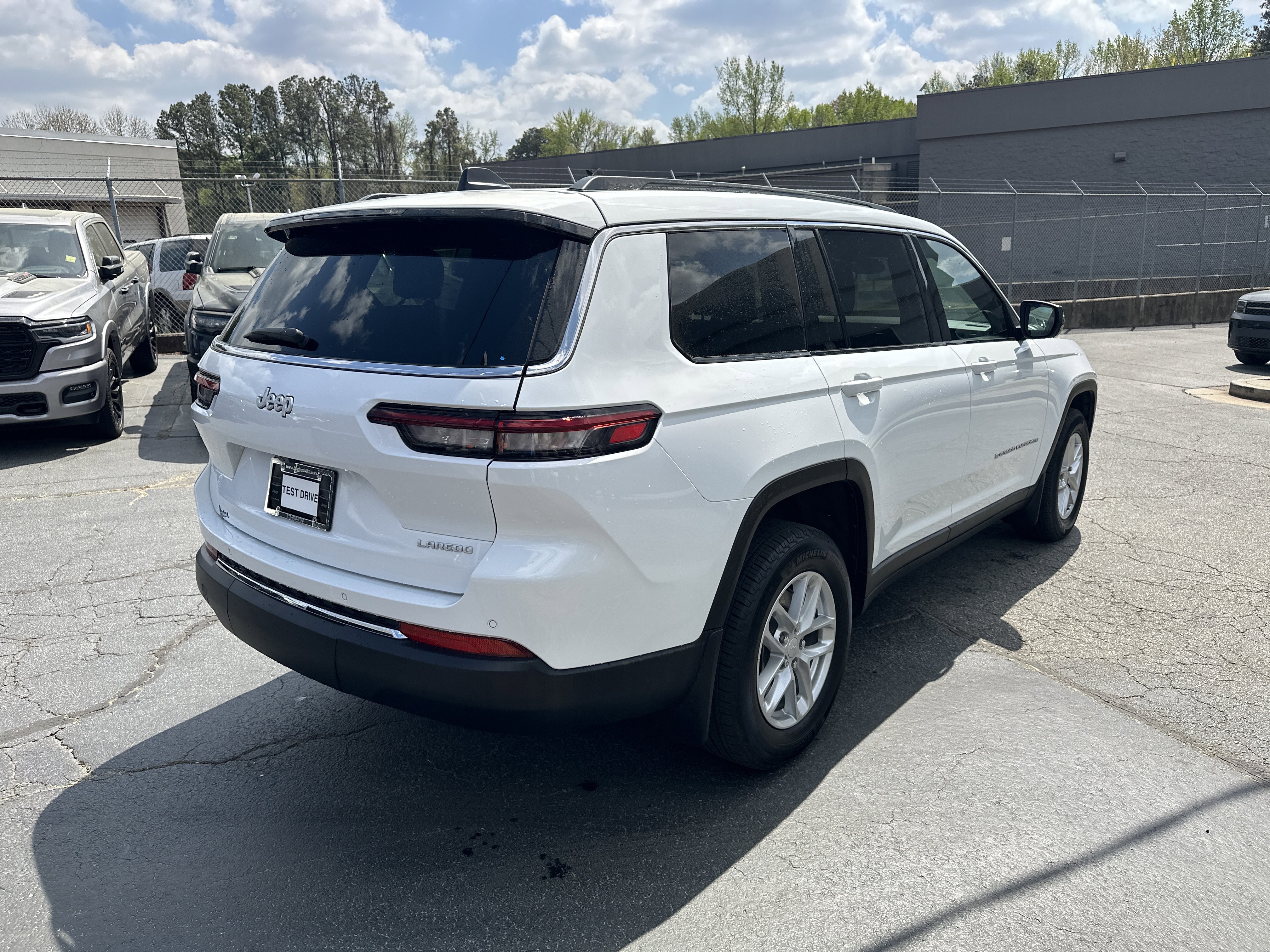 Used 2025 Jeep Grand Cherokee L Laredo image 11