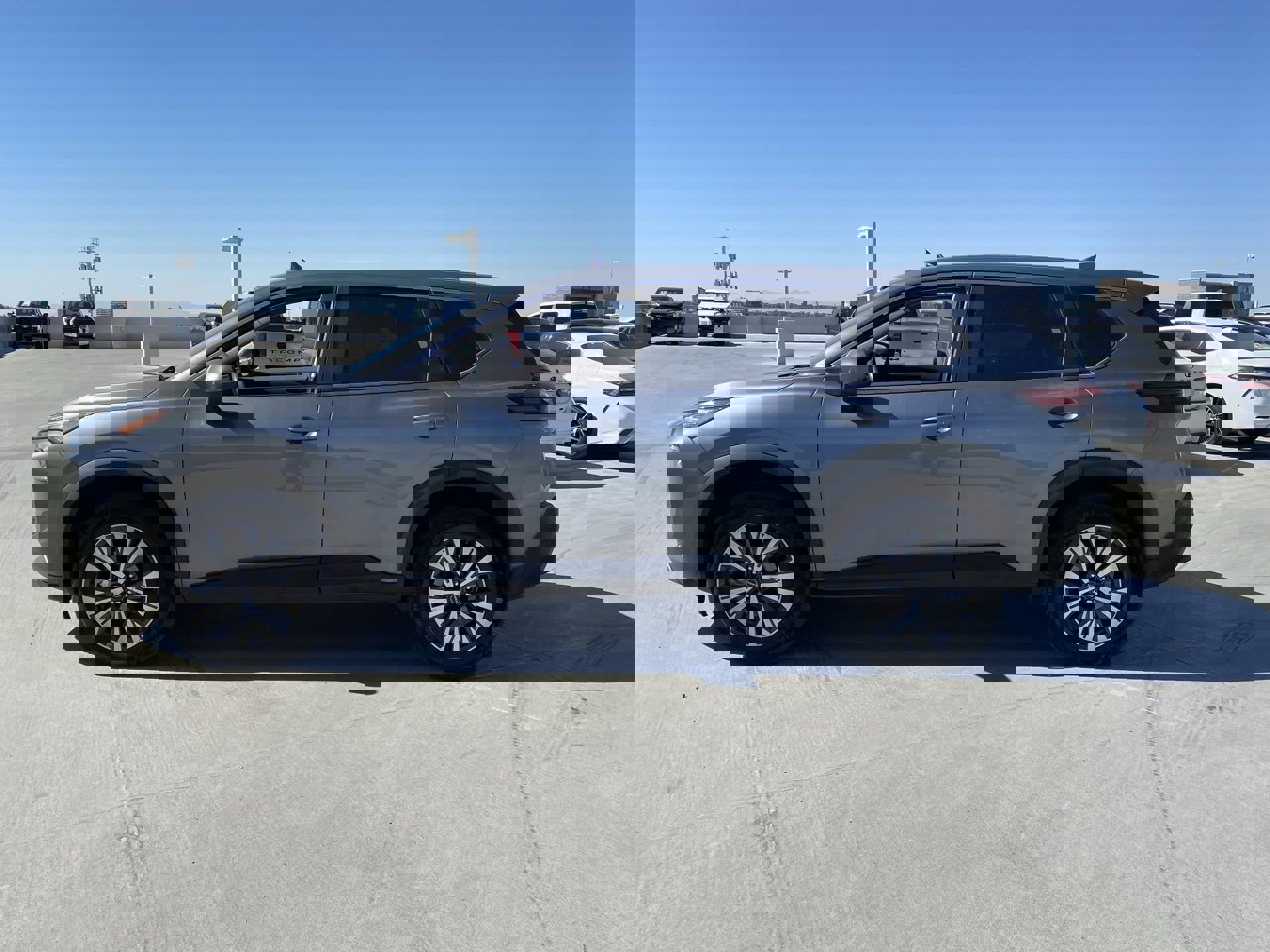 Used 2023 Nissan Rogue SV image 4