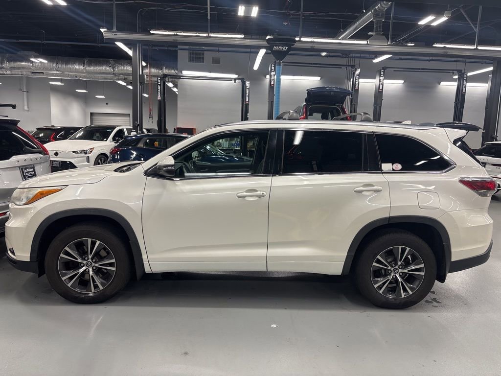 Used 2016 Toyota Highlander XLE AWD/4WD image 2