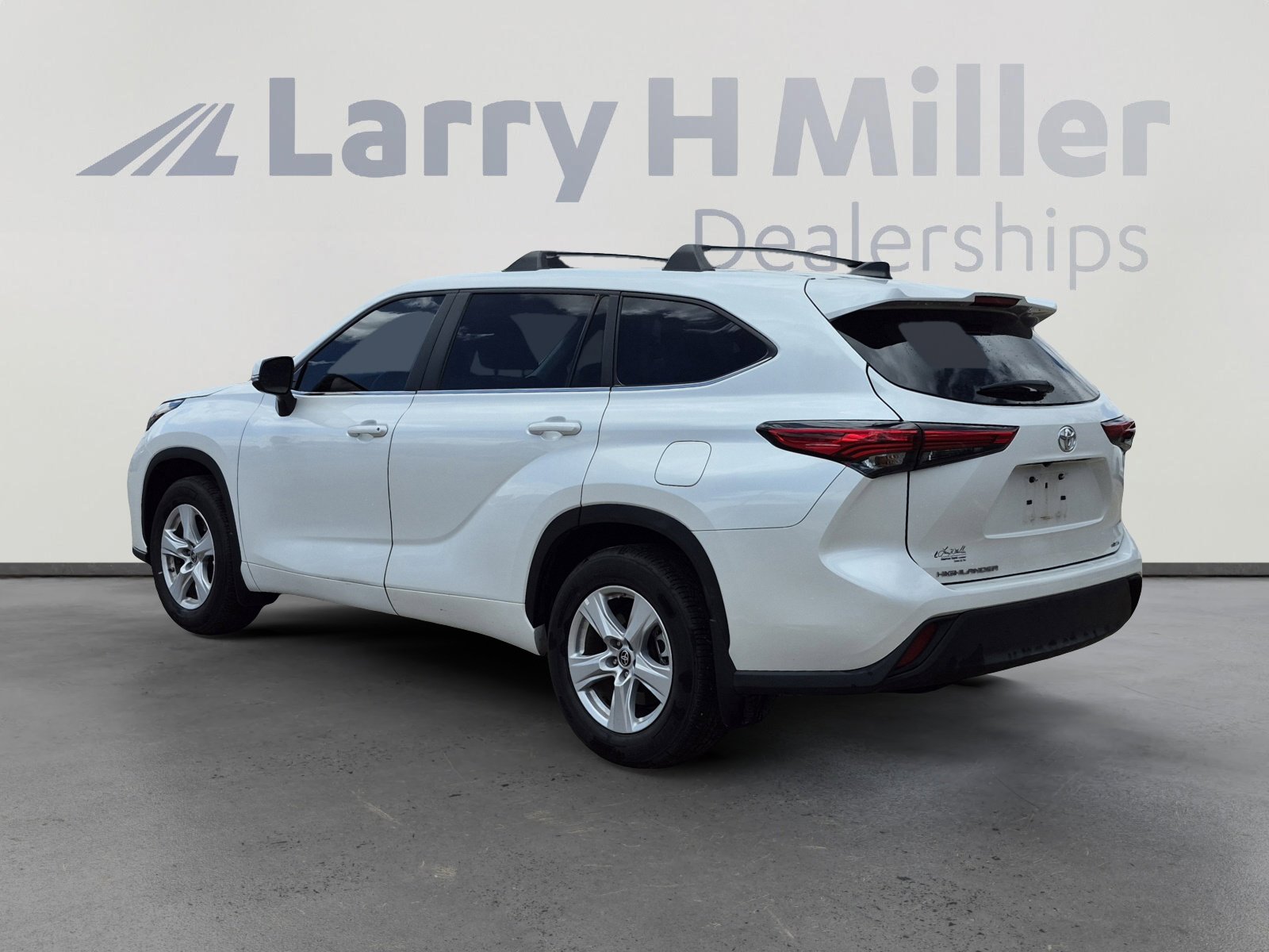 Used 2023 Toyota Highlander L image 3