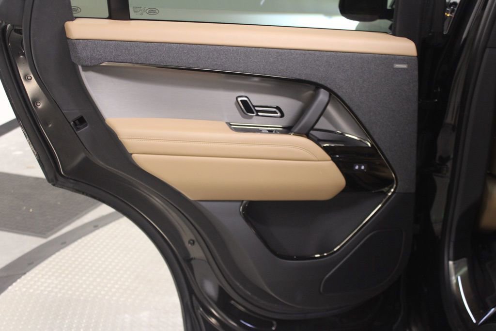 Used 2025 Land Rover Range Rover Sport SE image 38