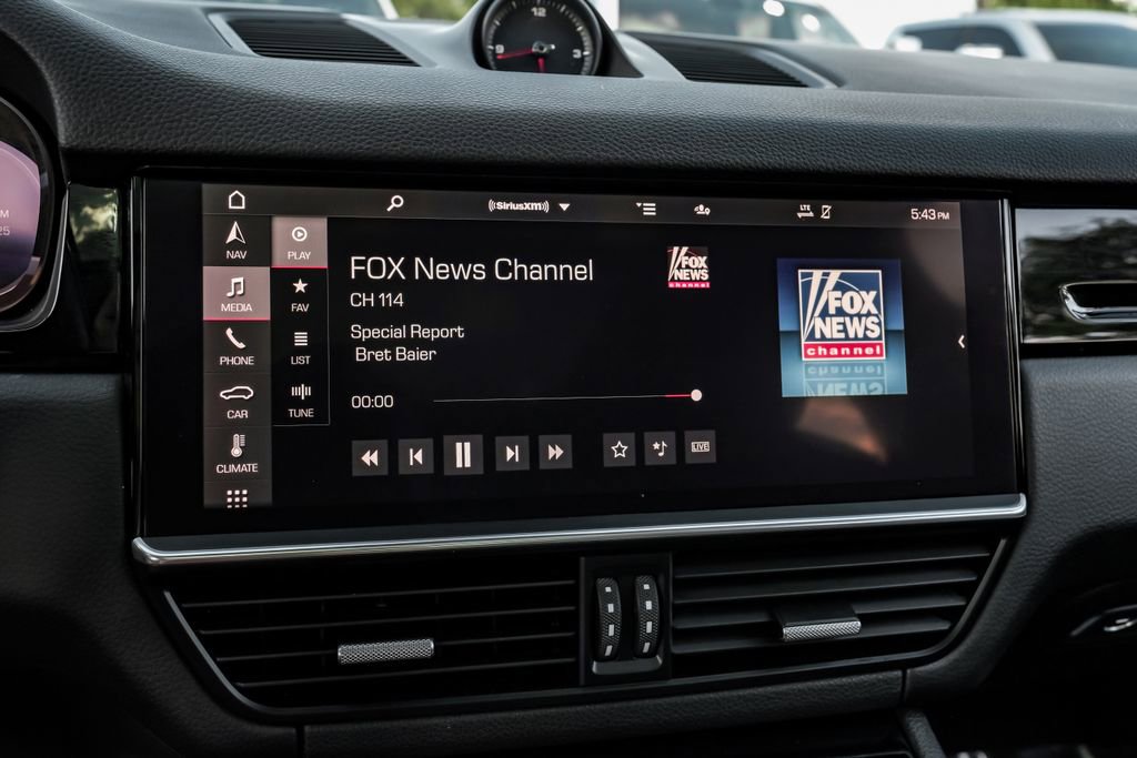 Used 2021 Porsche Cayenne image 31