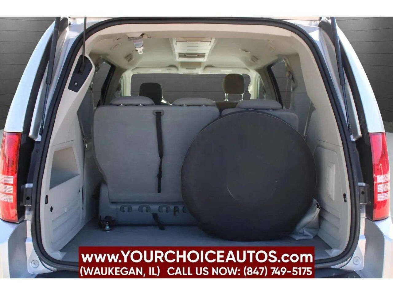 Used 2010 Chrysler Town & Country Touring image 29