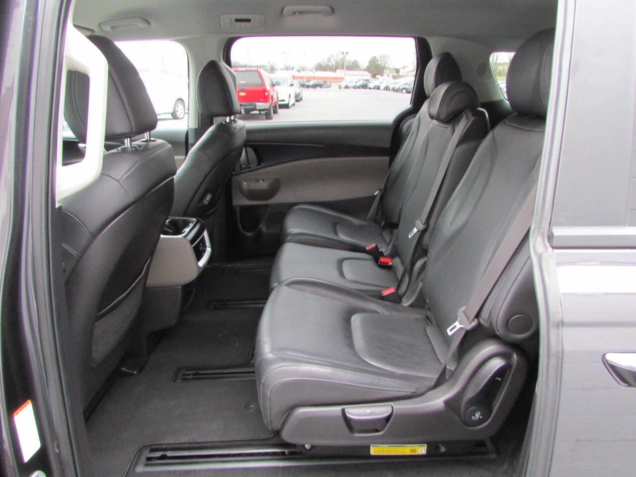 Used 2025 Kia Carnival image 6