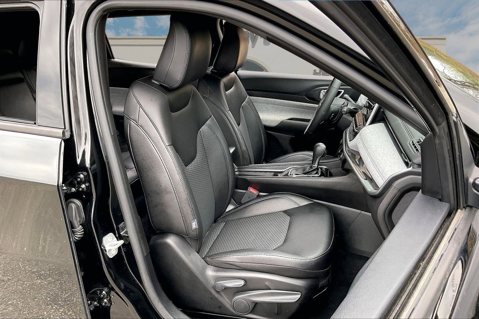 Certified 2025 Jeep Compass Latitude image 7