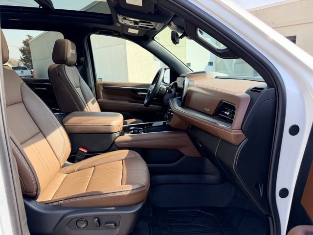 Used 2025 Chevrolet Suburban High Country image 38