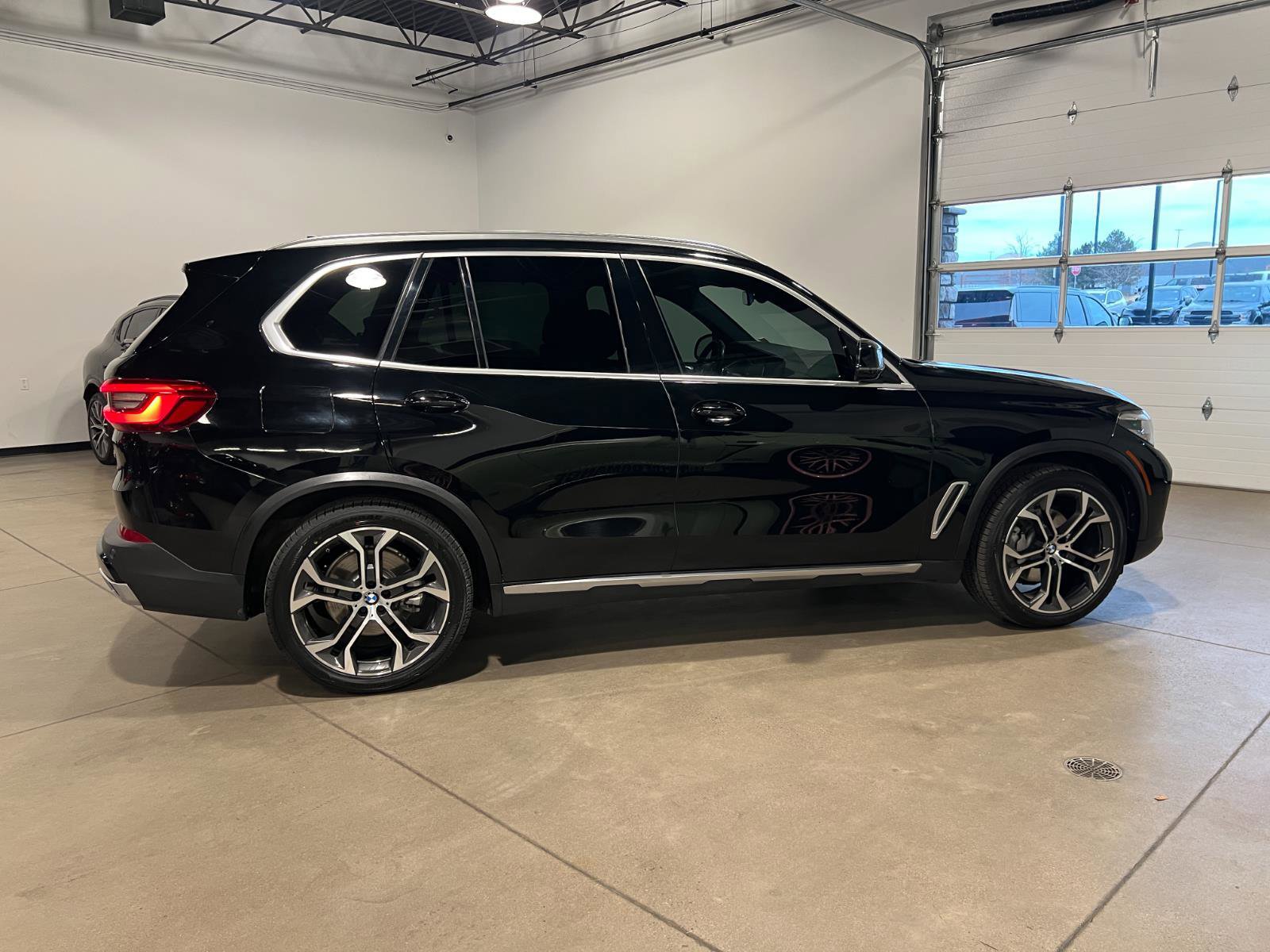 Used 2019 BMW X5 xDrive40i w/ Premium Package 2 AWD/4WD image 2