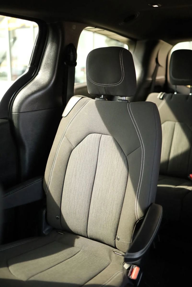 Used 2021 Chrysler Pacifica Touring w/ Uconnect Theater Family Group image 45