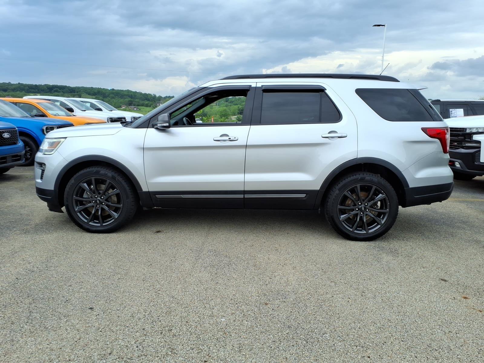Used 2018 Ford Explorer XLT w/ Equipment Group 202A AWD/4WD image 4