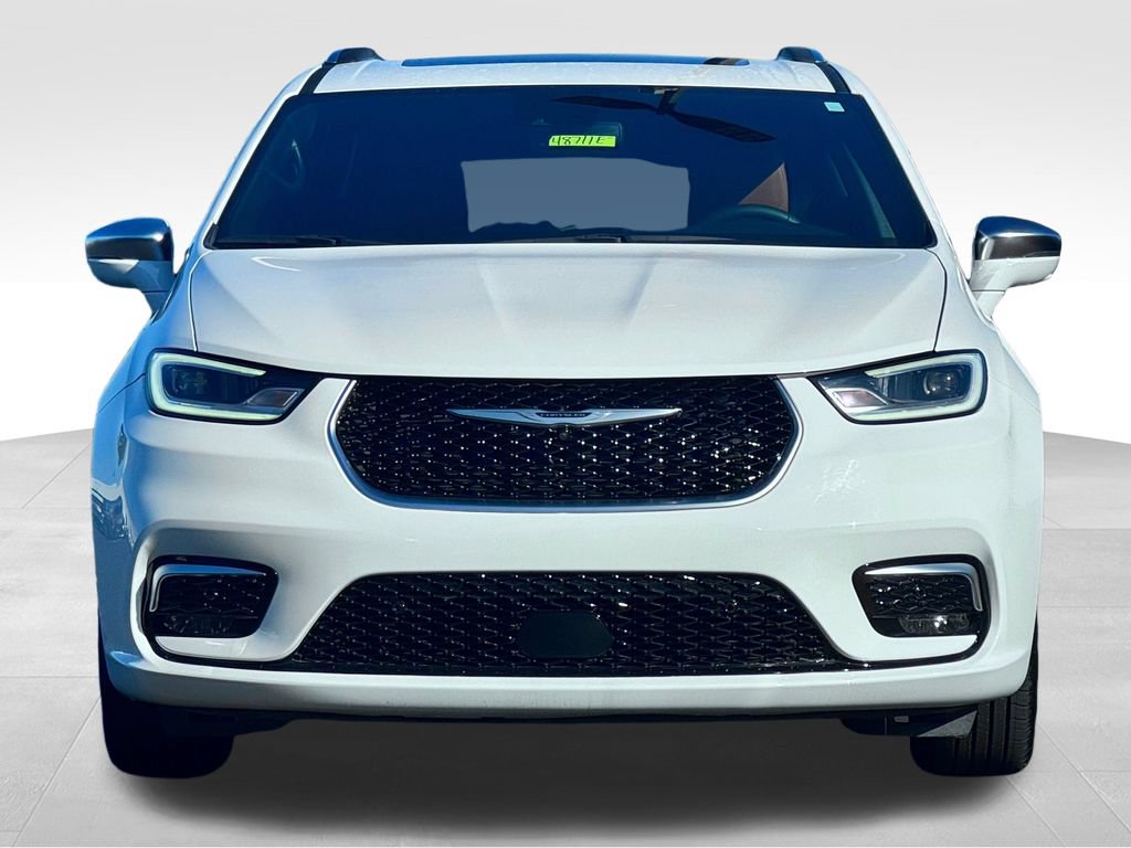 Used 2024 Chrysler Pacifica Pinnacle FWD image 2