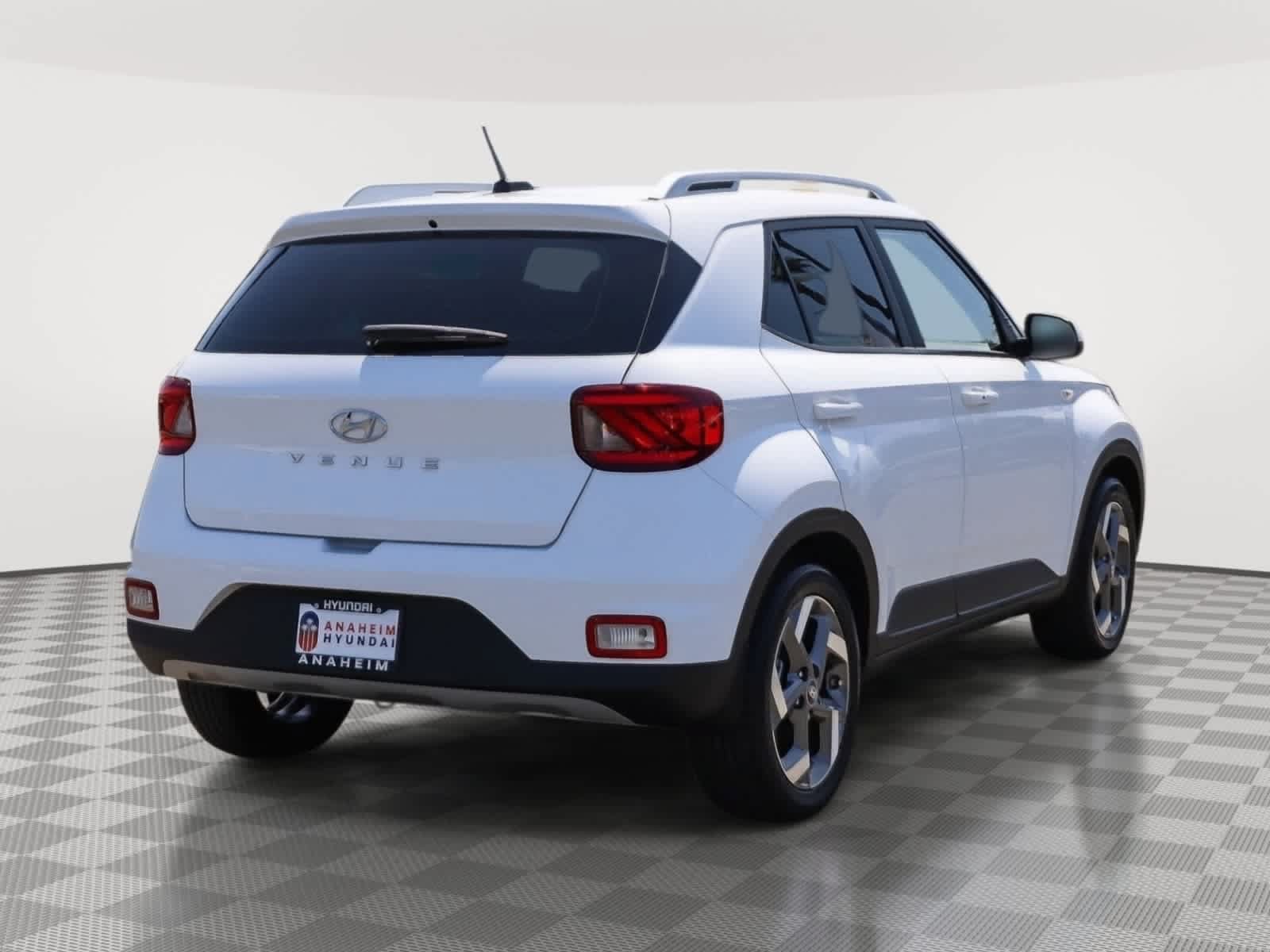 Used 2024 Hyundai Venue SEL FWD image 7
