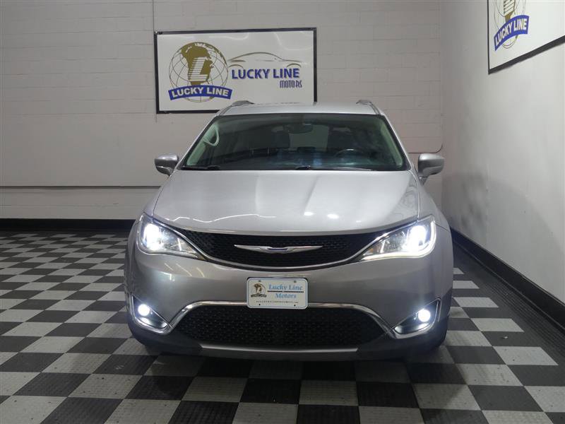 Used 2017 Chrysler Pacifica Touring-L Plus image 2