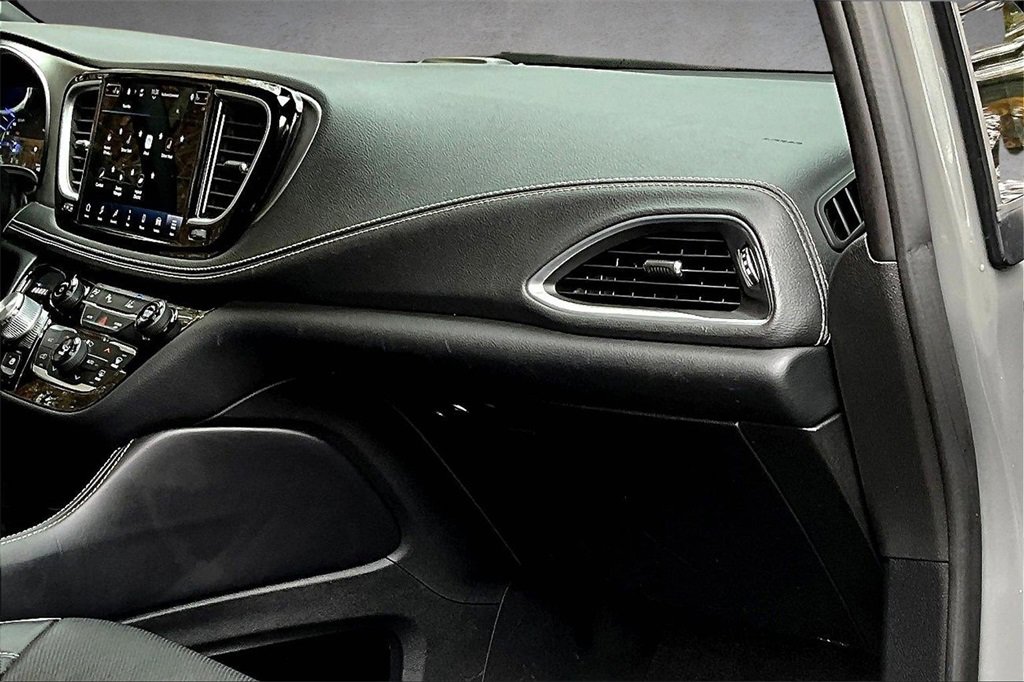 Used 2022 Chrysler Pacifica Limited w/ Uconnect Theater Family Group image 26