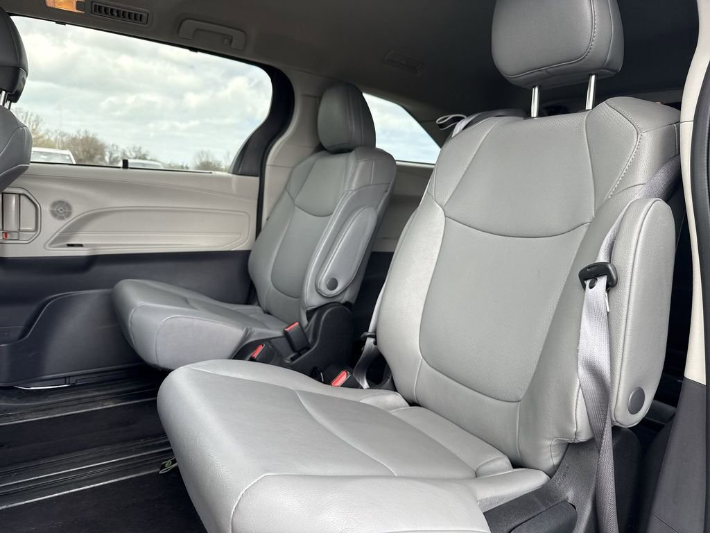 Used 2023 Toyota Sienna XLE FWD image 25