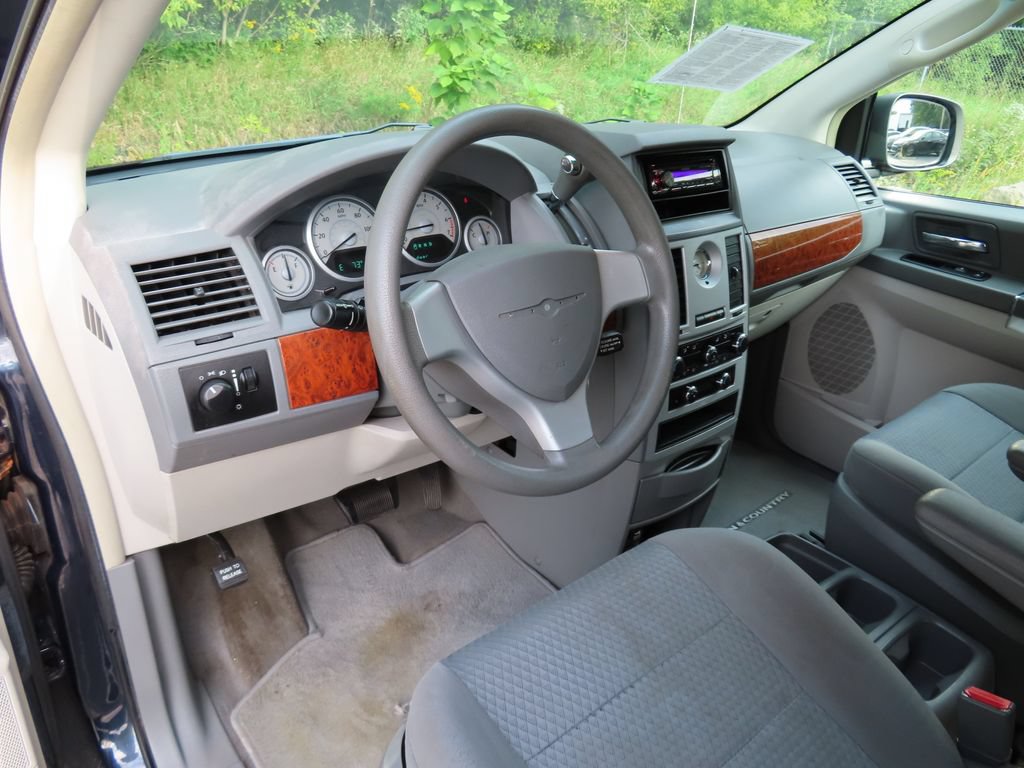 Used 2009 Chrysler Town & Country LX FWD image 17