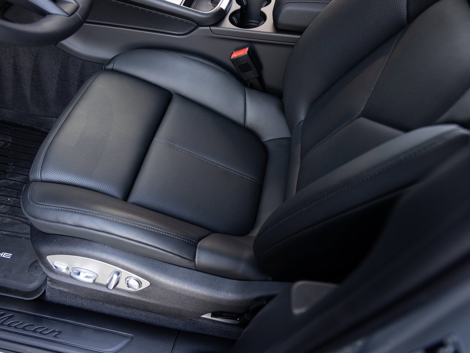 Certified 2026 Porsche Macan image 22