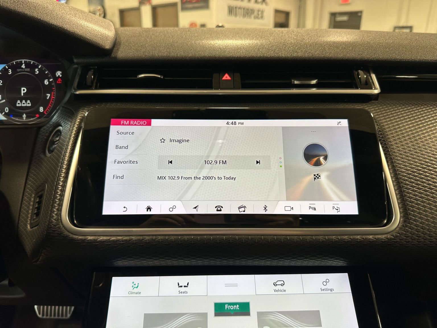 Used 2019 Land Rover Range Rover Velar R-Dynamic SE image 25